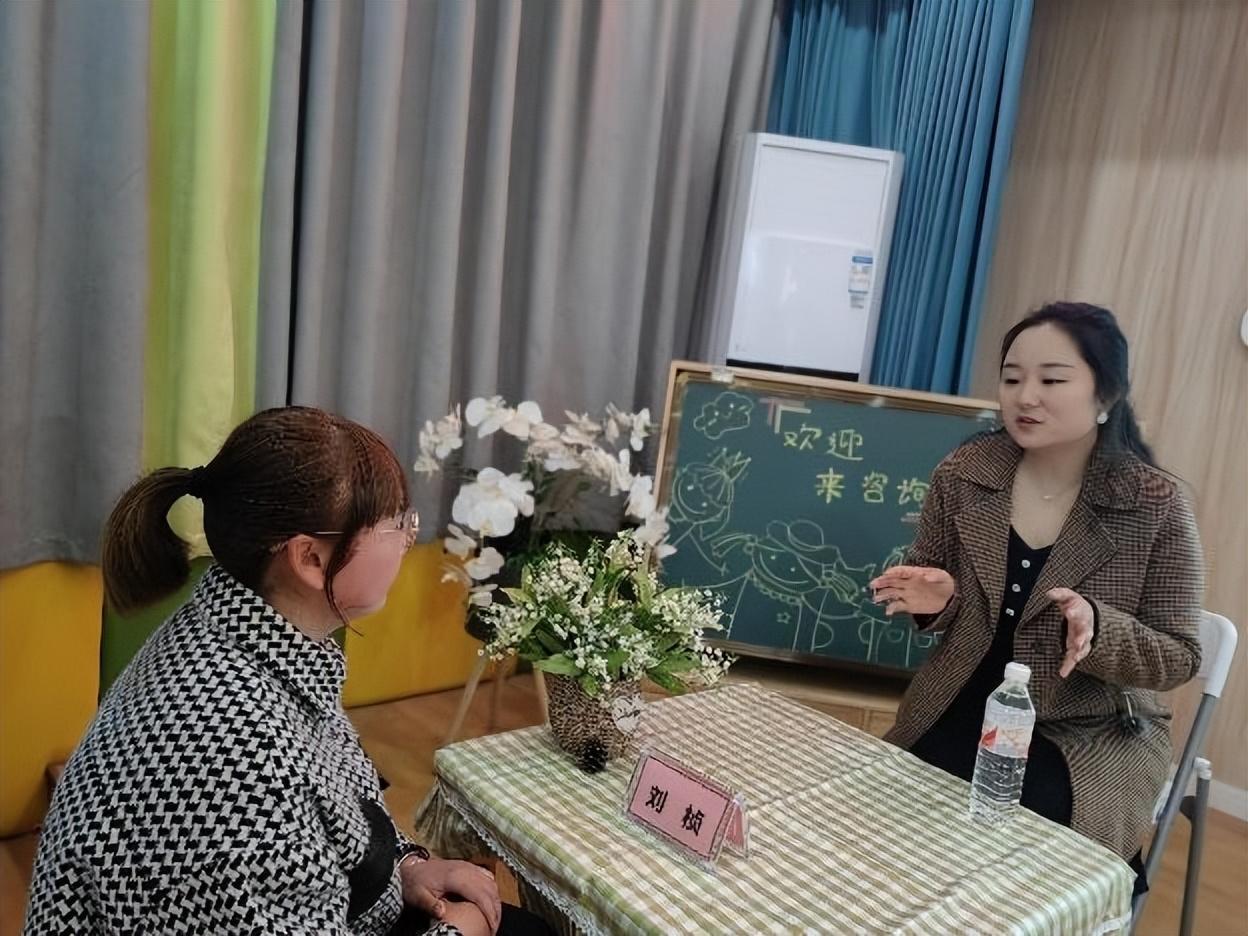 翠屏區(qū)家長學(xué)校走進(jìn)菜幼，點(diǎn)亮科學(xué)育兒之路——家庭教育公益講座與咨詢服務(wù)同步開展