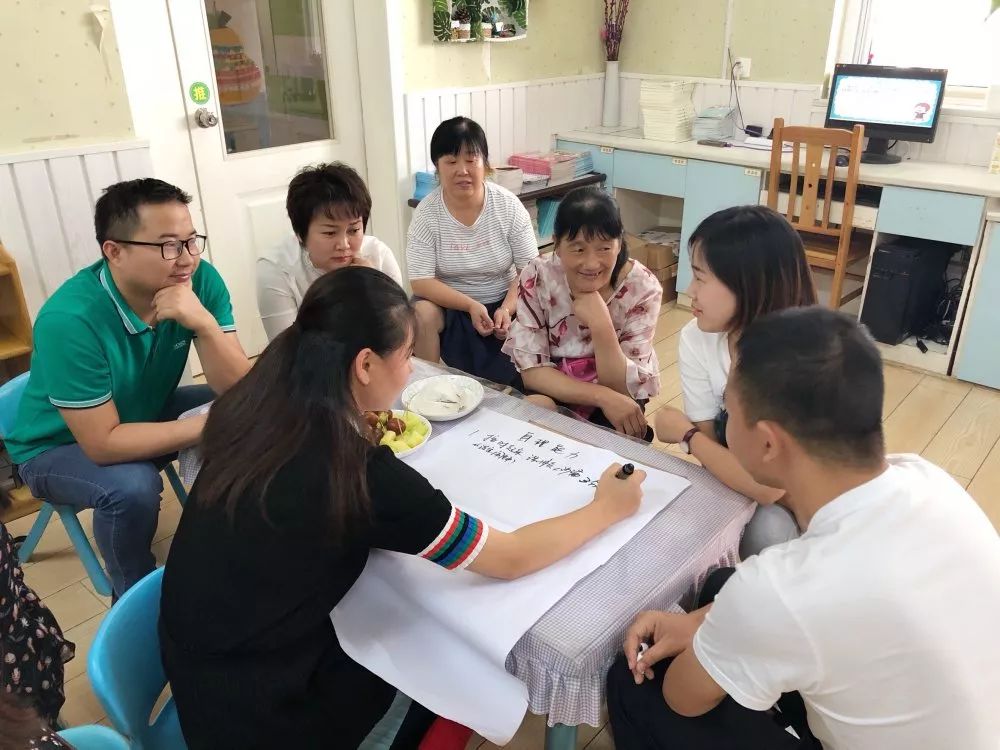萬嬰麓山潤城幼兒園 “幼小銜接，無縫對(duì)接”大班主題式家長座談會(huì)暨家庭教育咨詢